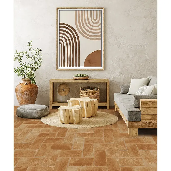 Feinsteinzeug in Terrakotta natürlicher Terrakottaoptik 30x30 -  - Terrakottafarbene Rechteckfliesen in einem ineinandergreifenden Muster in einem rustikalen Wohnzimmer.
