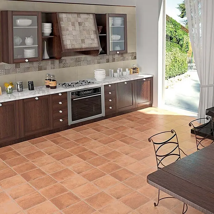 Feinsteinzeug in Terrakotta natürlicher Terrakottaoptik 30x30 -  - Quadratische, terrakottafarbene Bodenfliesen in einer Küche, die ihre warme, natürliche Ausstrahlung zeigen.