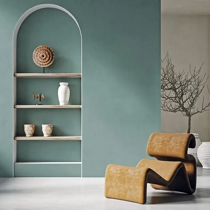 Feinsteinzeug in farbiger grüner pastellfarbener Betonoptik 60x60 -  - Wellenförmiger Loungesessel in Kamelfarbe mit modernem Design und weicher, texturierter Oberfläche.