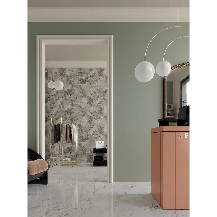 Feinsteinzeug in farbiger grüner pastellfarbener Betonoptik 60x60 -  - Moderner Raum mit pfirsichfarbenem Schrank, Messing-Pendelleuchten und floraler Tapetenakzentwand.