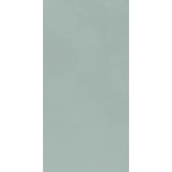 Feinsteinzeug in grüner pastellfarbener Betonoptik 60x120 - Ital. Fliesen -  - Hellblau-graue, einfarbige Oberfläche mit einer subtilen, matten Textur.