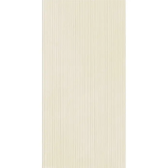 Feinsteinzeug Wandfliese in beiger geriffelter Betonoptik - Ital. Fliesen -  - Helle beige Oberfläche mit subtiler vertikaler Maserung.