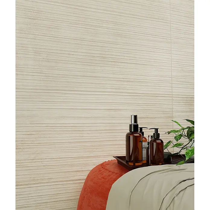 Feinsteinzeug Wandfliese in beiger geriffelter Betonoptik - Ital. Fliesen -  - Helle beige Wandfliesen mit horizontaler Linienstruktur, ideal für ein ruhiges Bad oder Spa-Ambiente.
