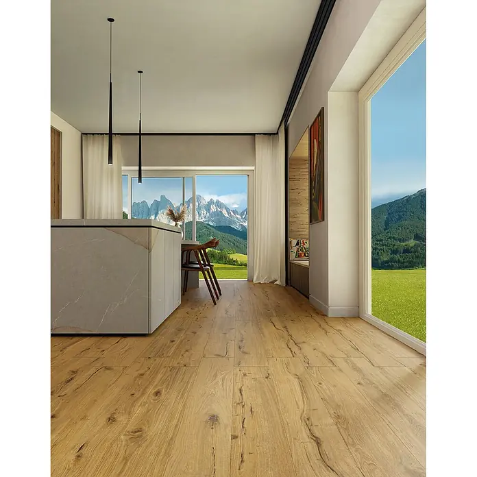 Feinsteinzeug in matter antiker Eichenholzoptik 20x120 - Ital. Fliesen -  - Heller Holzfußboden mit natürlicher Maserung und dunklen Ästen, der einen modernen Raum mit Bergblick bedeckt.