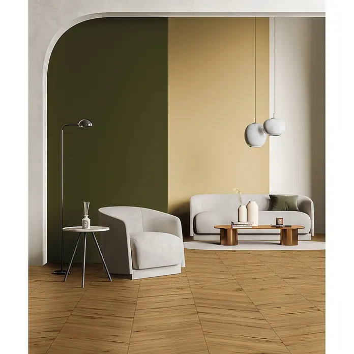 Feinsteinzeug in matter antiker Eichenholzoptik 20x120 - Ital. Fliesen -  - Modernes Wohnzimmer mit hellgrauem Sofa und Sessel, bronzenem Couchtisch und weißem Beistelltisch. Akzentwand in Dunkelgrün und Sandfarben.