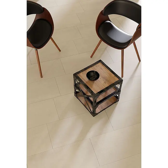 Feinsteinzeug in zeitgenössischer taupefarbener Betonoptik 60x60 -  - Helle, rechteckige Bodenfliesen in einem Innenraum, die eine neutrale Basis für moderne Möbel bilden.