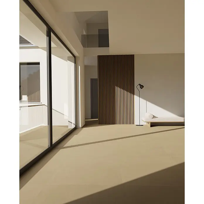 Feinsteinzeug in zeitgenössischer taupefarbener Betonoptik 60x60 -  - Hellbeiger Fliesenboden in einem modernen, sonnendurchfluteten Interieur, der natürliches Licht und Schatten von großen Fenstern reflektiert.