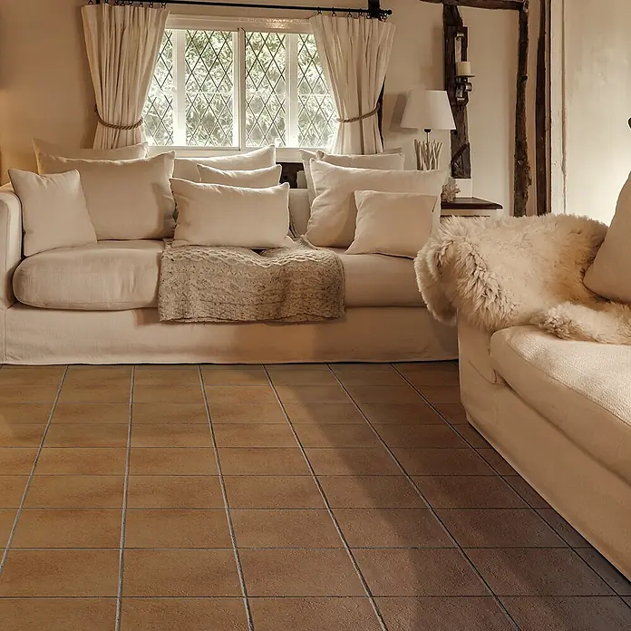 Feinsteinzeug in antiker natürlicher Terrakottaoptik 30x30 - Ital. Fliesen -  - Braune terrakottafarbene Bodenfliesen in einem gemütlichen Wohnzimmer, die eine erdige und natürliche Basis bilden.
