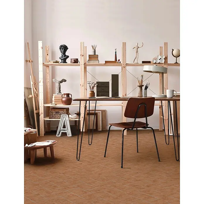 Feinsteinzeug in antiker natürlicher Terrakottaoptik 30x30 - Ital. Fliesen -  - Helles Künstleratelier mit Holzregalen, Schreibtisch, Stuhl und Kunstzubehör auf warmen Terrakotta-Bodenfliesen.