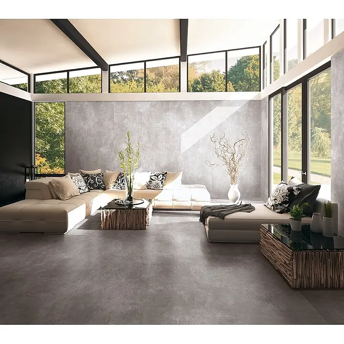 Feinsteinzeug in hellgrauer Harzoptik 30x60 - Italienische Fliesen -  - Graue Betonoptik-Boden- und Wandfliesen in einem modernen Wohnzimmer mit großen Fenstern.