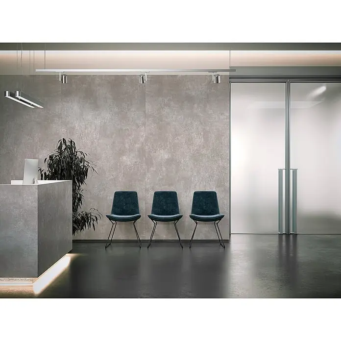 Feinsteinzeug in hellgrauer Harzoptik 30x60 - Italienische Fliesen -  - Moderner Empfangsbereich mit betongrauem Tresen, drei tealfarbenen Stühlen und Milchglastüren, akzentuiert durch minimalistische Beleuchtung.