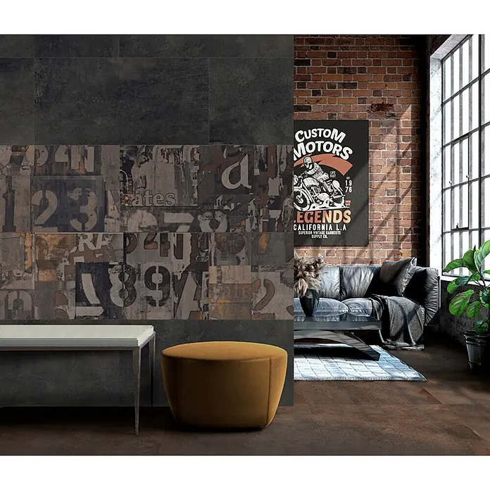 Feinsteinzeug in metallischer schwarzer Betonoptik 60x120 - Ital. Fliesen -  - Industrielle Wandfliesen mit Zahlen- und Buchstabenmuster, kombiniert mit dunkelgrauen Fliesen, schaffen eine urbane Loft-Ästhetik.