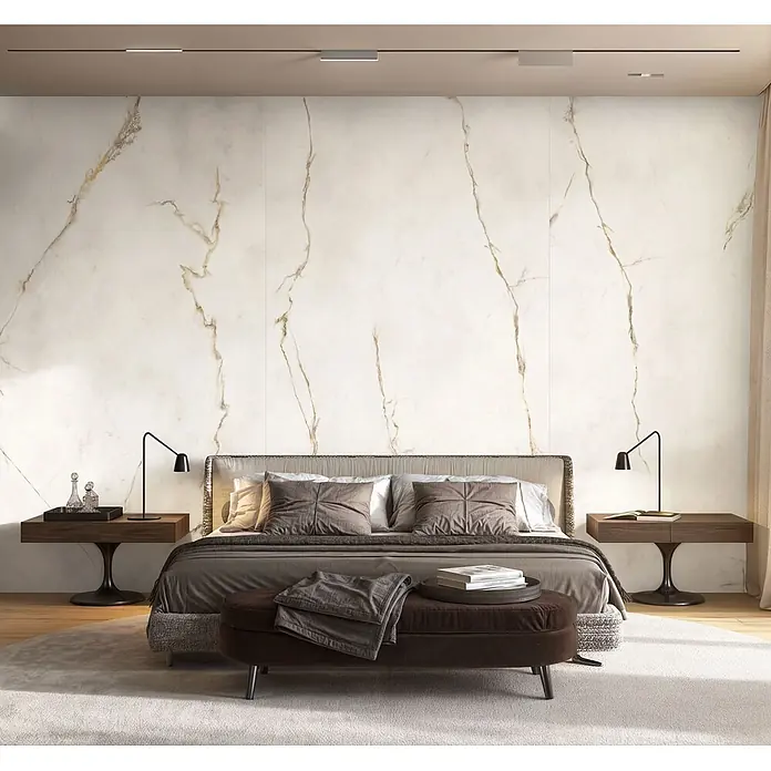 Feinsteinzeug in Gold extra Calacatta-Marmoroptik 60x120 - Ital. Fliesen -  - Weiße Marmor-Effekt Wandplatten mit Goldadern als eleganter Akzent im Schlafzimmer.