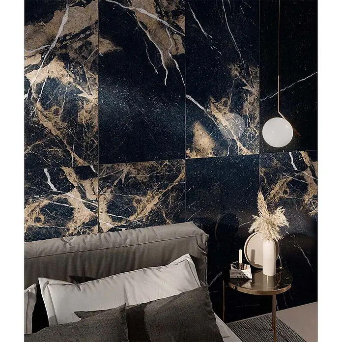 Feinsteinzeug in matt beiger Marmoroptik mit schwarzer Maserung -  - Dunkle Wandfliesen in Marmoroptik mit Gold- und Weißäderung als Kopfteilwand in einem modernen Schlafzimmer.