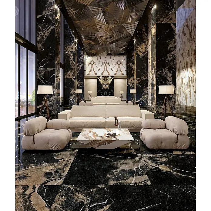Feinsteinzeug in matt beiger Marmoroptik mit schwarzer Maserung -  - Eine luxuriöse Lounge mit cremefarbenen Sofas und Sesseln, einem Marmor-Couchtisch, vor schwarz-goldenem Marmor und unter einer geometrischen Metalldecke.