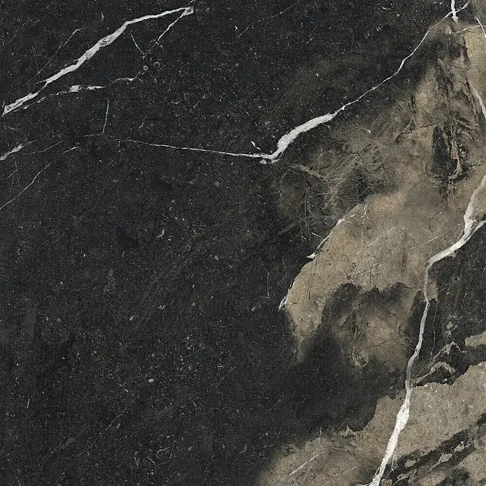 Feinsteinzeug in glänzend beiger Marmoroptik mit schwarzer - Ital. Fliesen -  - Schwarze Marmorfliese mit markanten weißen und graubraunen Adern, Natursteintextur.