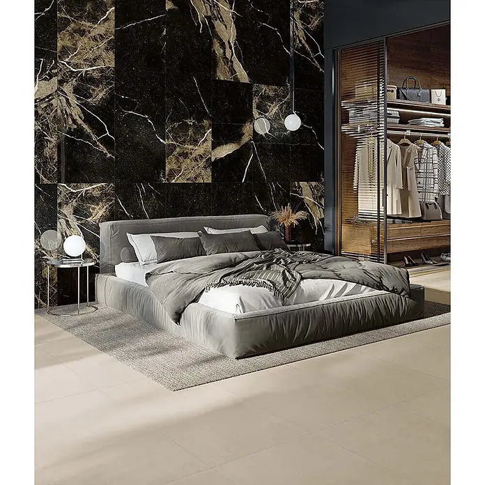 Feinsteinzeug in matt beiger Marmoroptik mit schwarzer Maserung -  - Großformatige Wandfliesen in Schwarzmarmoroptik mit gold/weißen Adern, als luxuriöse Akzentwand installiert.