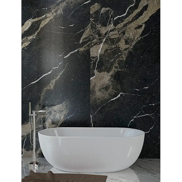 Feinsteinzeug in matt beiger Marmoroptik mit schwarzer Maserung -  - Weiße freistehende Badewanne in einem stilvollen Badezimmer mit dunklen Marmorwänden und Chromarmatur.