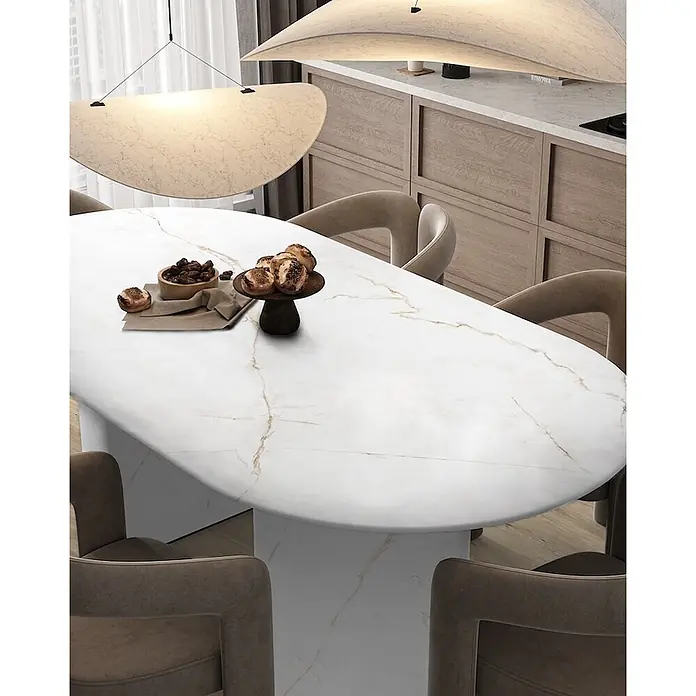 Feinsteinzeug in Gold extra matter Calacatta-Marmoroptik 60x120 -  - Eleganter ovaler Esstisch aus weißem Marmor mit stabilem Säulenfuß, für eine Mahlzeit gedeckt.