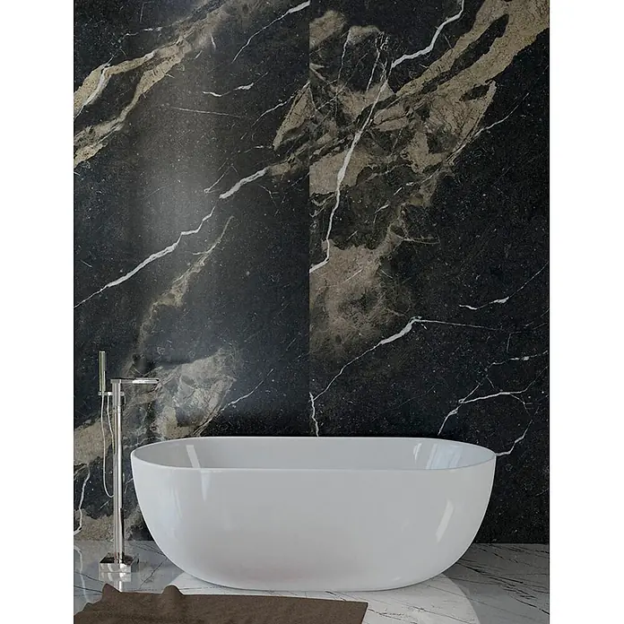 Feinsteinzeug in matt beiger Marmoroptik mit schwarzer Maserung -  - Weißes, freistehendes Badewanne mit modernem Chromhahn in einem luxuriösen Badezimmer mit dunklem Marmor.