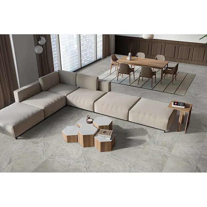 Design-Feinsteinzeug in Grau matter 120x120 - Italienische Fliesen -  - Graue Fliesen in Marmoroptik bedecken einen modernen Wohn- und Essbereich.