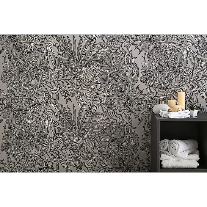 Dekorierte Wandfliese aus Feinsteinzeug 08 60x120 - Italienische Fliesen -  - Graue Wandfliesen mit dunklem Blattmuster in einem modernen Badezimmer, neben einem Regal mit Handtüchern und Toilettenartikeln.