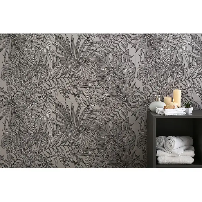 Dekorierte Wandfliese aus Feinsteinzeug 08 60x120 - Italienische Fliesen -  - Monochromes tropisches Blattmuster an einer Badezimmerwand, mit einem dunklen Regal mit gerollten weißen Handtüchern und Badeaccessoires.