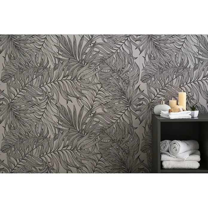 Dekorierte Wandfliese aus Feinsteinzeug 08 60x120 - Italienische Fliesen -  - Graue Wandfliesen mit detailliertem schwarzem tropischem Blattmuster, ideal für ein modernes Bad oder Spa.