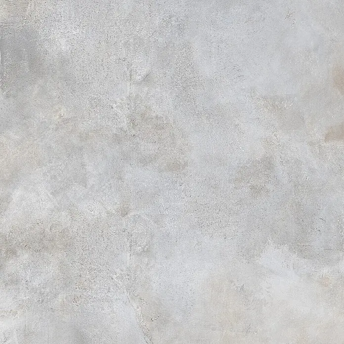 Feinsteinzeug in metallischer hellgrauer Betonoptik 60x120 - Ital. Fliesen -  - Helle graue Betontextur mit einer verwitterten, rauen Oberfläche.