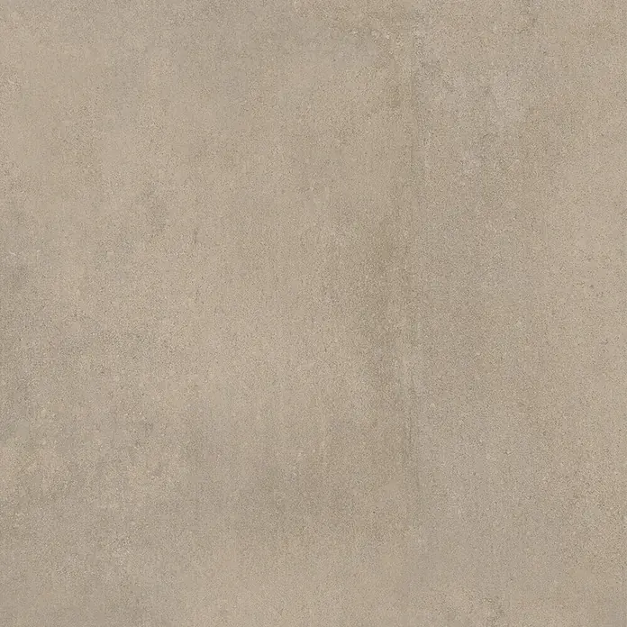 Feinsteinzeug in spachtelartiger brauner Harzoptik 60x60 - Ital. Fliesen -  - Hellebraune, matte Betontextur mit subtilen gesprenkelten Variationen.