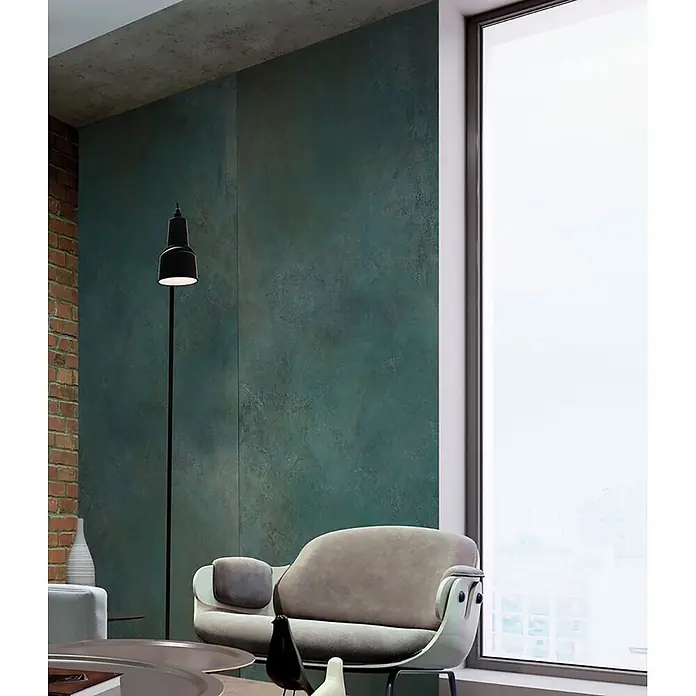 Feinsteinzeug in metallischer grüner Betonoptik 60x120 - Ital. Fliesen -  - Grün-blaue strukturierte Wandpaneele bilden eine moderne Akzentwand im Wohnzimmer.