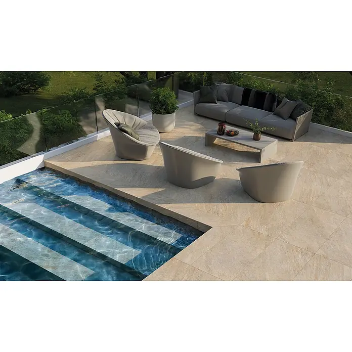 Feinsteinzeug in grauer Steinoptik 60x120, 20 mm, rutschhemmend -  - Beige strukturierte Terrassenfliesen umgeben Pool und Sitzbereich, schaffen einen modernen, einladenden Außenwohnbereich.