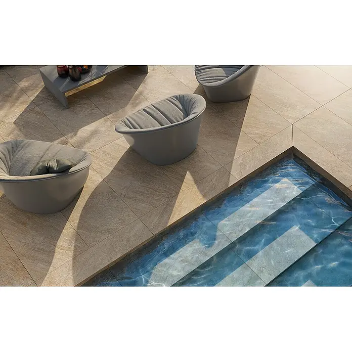 Feinsteinzeug in grauer Steinoptik 60x120, 20 mm, rutschhemmend -  - Texturierte beige Terrassenfliesen schaffen einen einladenden Außenbereich um einen modernen Pool und Sitzgelegenheiten.