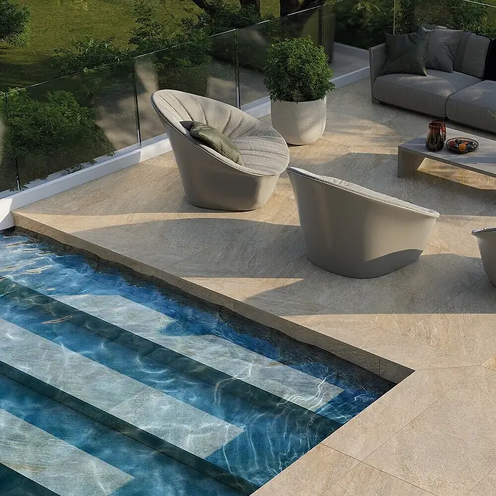 Feinsteinzeug in grauer Steinoptik 60x120, 20 mm, rutschhemmend -  - Hellbeige Outdoor-Terrassenfliesen in Natursteinoptik, umgeben einen kleinen Pool und moderne graue Gartenmöbel.