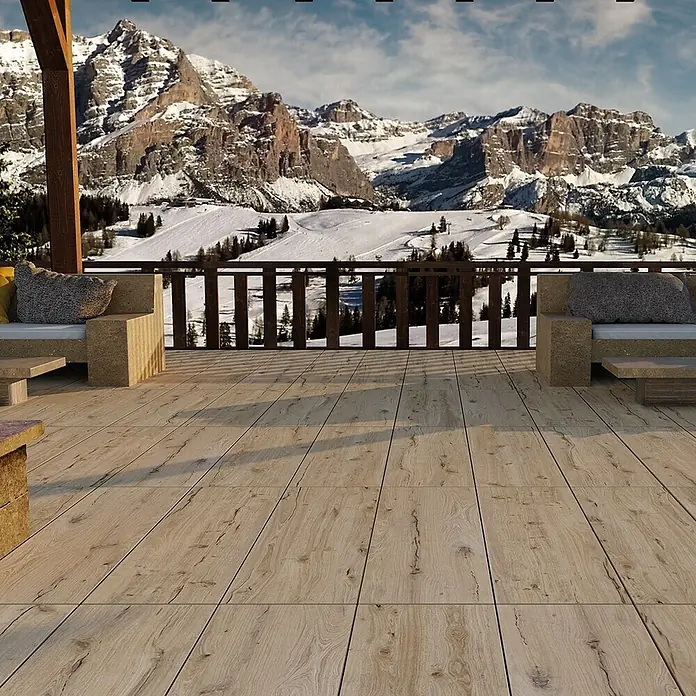 Feinsteinzeug in antiker honig Holzoptik 20x120 - Italienische Fliesen -  - Helle Outdoor-Bodenfliesen in Holzoptik auf einer Terrasse mit Bergblick.