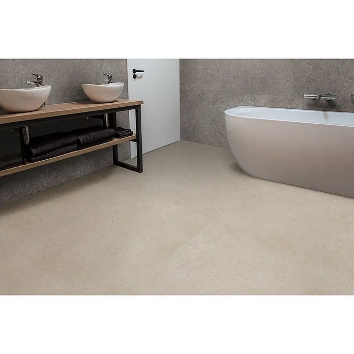 Feinsteinzeug in matter beiger Betonoptik 30x60 - Italienische Fliesen -  - Helle beige Bodenfliesen mit gesprenkeltem Design in einem modernen Badezimmer.
