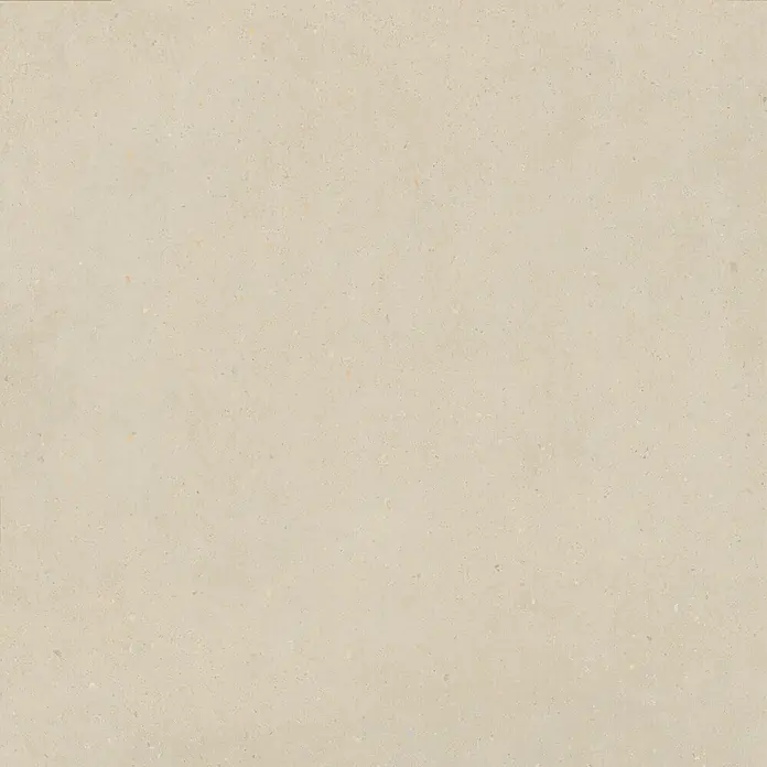 Feinsteinzeug in matter beiger Betonoptik 120x120 - Italienische Fliesen -  - Helles beigefarbenes, gesprenkeltes Material mit kleinen, subtilen Steinfragmenten, ideal für Böden oder Wände.