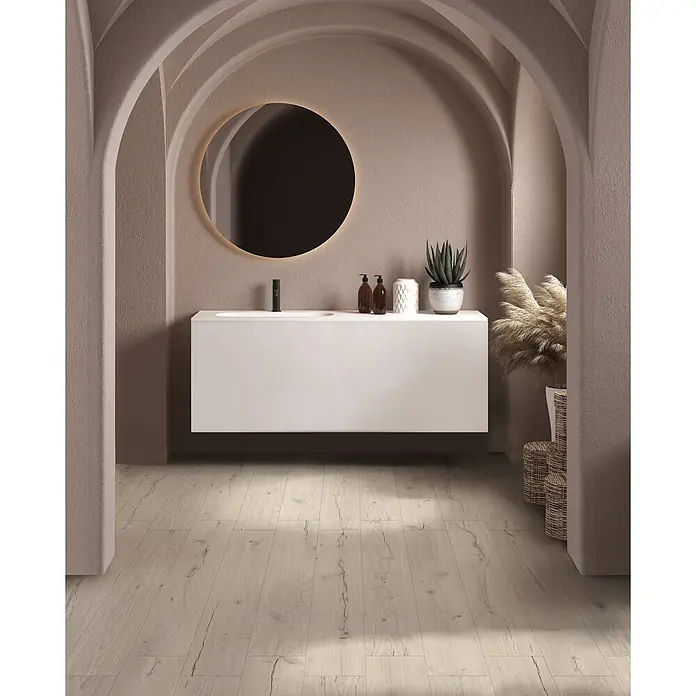 Feinsteinzeug in matter weißer Holzoptik 30x120 - Italienische Fliesen -  - Weißer schwebender Badezimmerschrank mit integriertem Waschbecken, modernes Design in einem stilvollen Bogenbad.