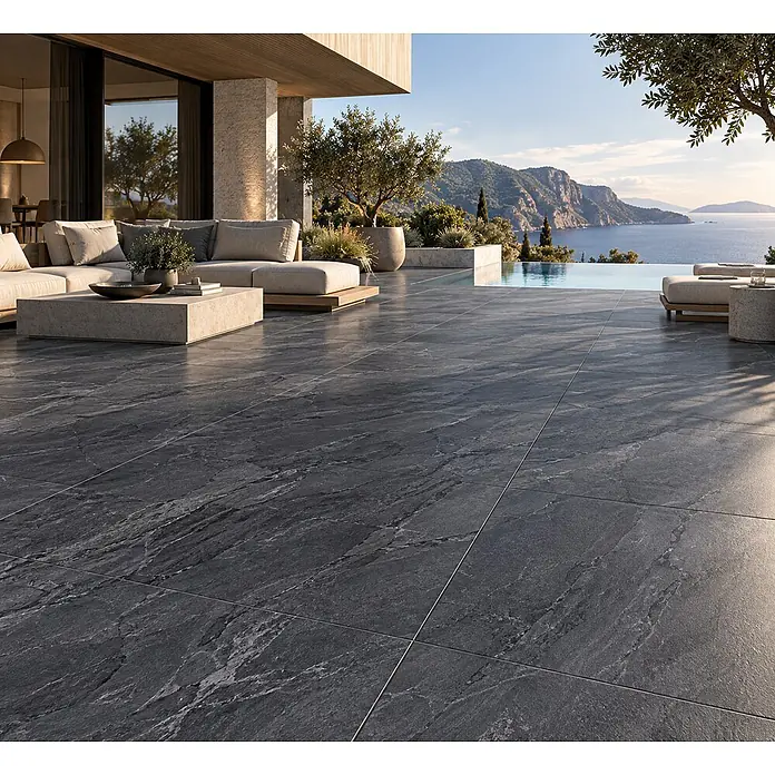 Feinsteinzeug in schwarzer Steinoptik 60x120, 20 mm, rutschhemmend -  - Dunkelgraue, texturierte Outdoor-Bodenfliesen bedecken eine moderne Terrasse.