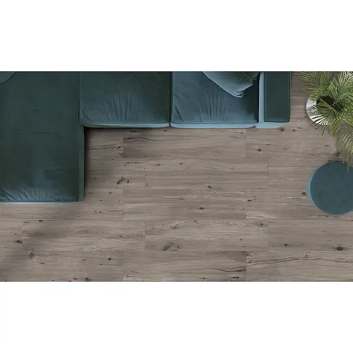 Feinsteinzeug in roher matter grauer Holzoptik 30x120 - Ital. Fliesen -  - Graubrauner Holzdielenboden mit natürlicher Maserung unter einem Sofa, ideal für Wohnbereiche.