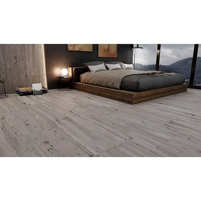 Feinsteinzeug in roher matter grauer Holzoptik 30x120 - Ital. Fliesen -  - Hellgrauer Holzfußboden mit sichtbarer Maserung und Ästen in einem modernen Schlafzimmer.