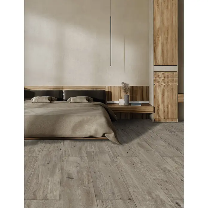 Feinsteinzeug in roher matter grauer Holzoptik 30x120 - Ital. Fliesen -  - Heller Dielenboden in Holzoptik in einem modernen Schlafzimmer.