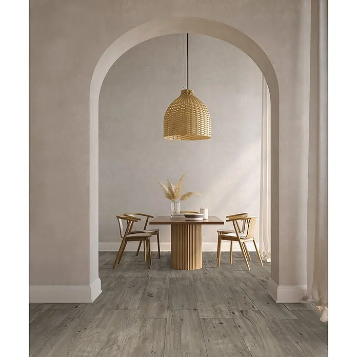 Feinsteinzeug in roher matter grauer Holzoptik 30x120 - Ital. Fliesen -  - Grauer Holzoptik-Bodenbelag in einem Esszimmer mit Holztisch und Weidenlampe.