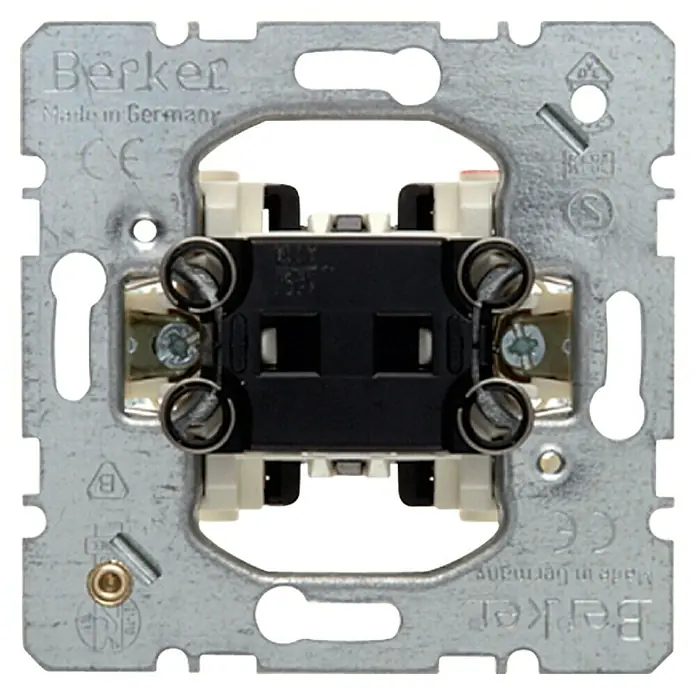 Berker Kreuzschalter-Einsatz 3037 - 10 A, Unterputzmontage - Nahaufnahme eines Berker-Schalters mit Befestigungsrahmen und Anschlüssen, ideal für Elektroinstallationen im Haus.