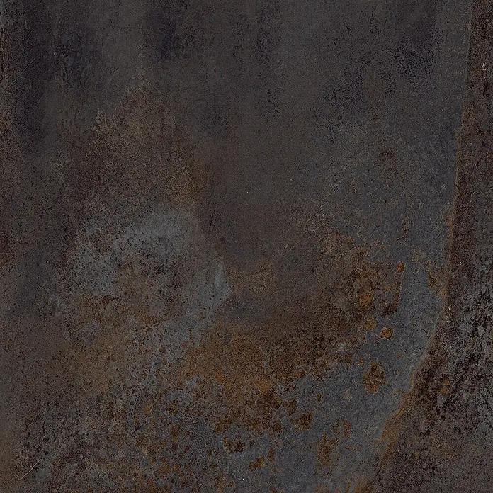 Feinsteinzeug in oxidierter schwarzer Metalloptik 80x80 - Ital. Fliesen -  - Dunkles, strukturiertes Material mit satten rostbraunen und orangefarbenen Mustern.