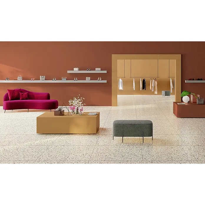 Feinsteinzeug in farbiger roter Betonoptik 60x120 - Italienische Fliesen -  - Helle Terrazzo-Bodenfliesen schaffen ein modernes Ladenambiente mit terrakottafarbenen Wänden und Möbeln.