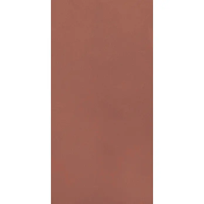 Feinsteinzeug in farbiger roter Betonoptik 60x120 - Italienische Fliesen -  - Rotbraunes Material mit einer feinen, subtil texturierten Oberfläche.