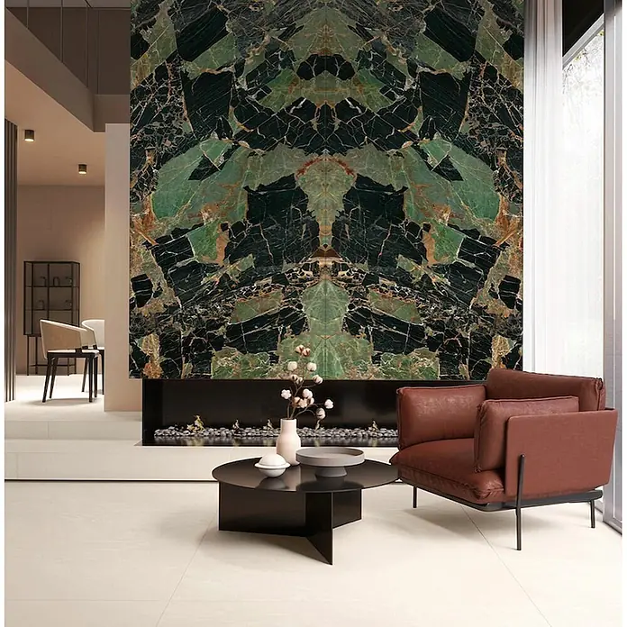 Feinsteinzeug in Schwarz/Grün glänzender Marmoroptik 60x120 - Ital. Fliesen -  - Grün-schwarz gemaserte Marmor-Akzentwand in einem modernen Wohnzimmer, mit integriertem Kamin.