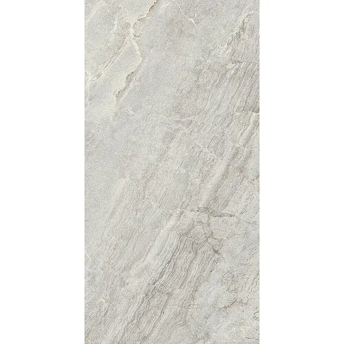 Feinsteinzeug in grauer Steinoptik 60x120, 20 mm, rutschhemmend -  - Hellgraue Marmoroberfläche mit dezenten braunen und weißen Adern, eine Natursteinstruktur.