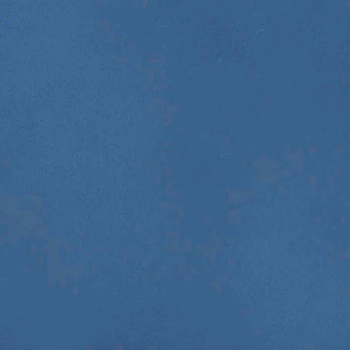 Feinsteinzeug in farbiger dunkelblauer Betonoptik 60x60 - Ital. Fliesen -  - Blaue Oberfläche mit feiner Textur und sehr schwachen, pixeligen Mustern.